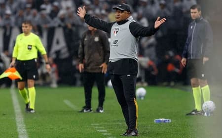 Roger Machado recebe novos ataques de torcedores após derrota (Foto: Rubens Chiri/Saopaulofc.net)