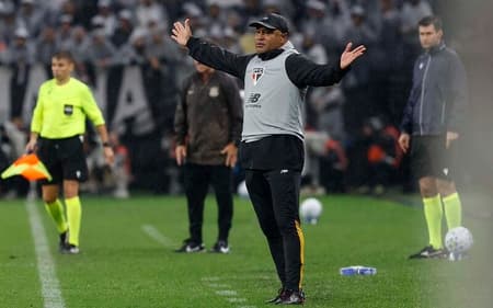 Roger Machado recebe novos ataques de torcedores após derrota (Foto: Rubens Chiri/Saopaulofc.net)