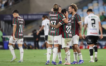 Acosta comemora gol com jogadores do Fluminense (Foto: Lucas Merçon/ Fluminense FC)