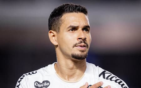 Lucas Veríssimo completou recentemente 200 jogos com a camisa do Peixe. (Foto: Raul Baretta/ Santos FC)