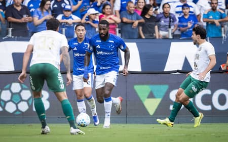 Gerson durante partida entre Cruzeiro e Chapecoense pelo Campeonato Brasileiro