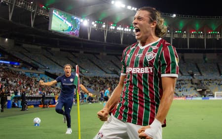 Zubeldía corre atrás de Canobbio para comemorar o gol do Fluminense (Foto: Marcelo Gonçalves/ Fluminense FC)