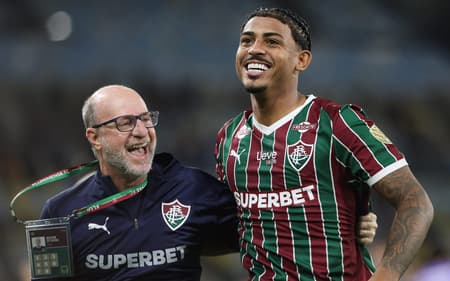 John Kennedy comemora vitória do Fluminense com Filé (Foto: Lucas Merçon/ Fluminense FC)