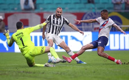 Arthur Cabral em campo na derrota do Botafogo para o Bahia (Foto: Vítor Silva/Botafogo)