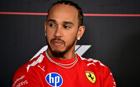 Lewis Hamilton em coletiva na pré-temporada da Fórmula 1 (Foto: Giuseppe Cacace/AFP)