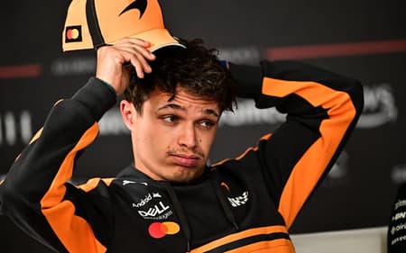 O piloto britânico da McLaren, Lando Norris, participa de coletiva no segundo dia dos testes de pré-temporada da Fórmula 1 no Circuito Internacional do Bahrein, em Sakhir, em 19 de fevereiro de 2026 (Foto: Giuseppe Cacace/AFP)