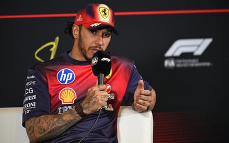 Lewis Hamilton participa de entrevista coletiva após terminar em terceiro lugar no GP da China de Fórmula 1, em 15 de março de 2026 (Foto: Jade Gao/AFP)