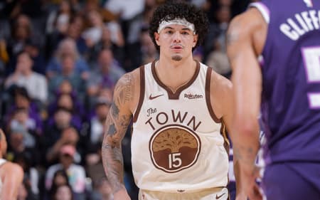 Gui Santos, do Golden State Warriors, defende em jogo contra o Sacramento Kings no Golden 1 Center, em Sacramento, Califórnia. (Foto: Rocky Widner/Nbae/Getty Images/AFP)