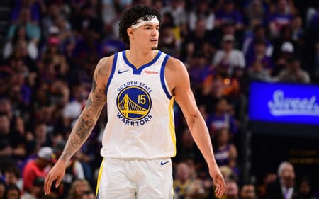 O brasileiro Gui Santos, do Golden State Warriors, observa o jogo contra o Phoenix Suns pelo Play-In. (Foto: Kate Frese/Nbae/Getty Images/Afp)