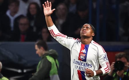 Endrick comemora gol marcado em PSG x Lyon (Foto: FRANCK FIFE / AFP)