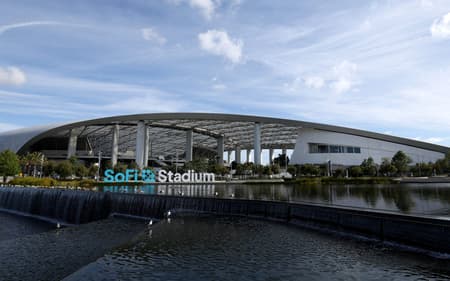 Fachada do SoFi Stadium em preparação para a Copa do Mundo FIFA 2026, na Califórnia. (Foto: Luke Hales/Getty Images/AFP)