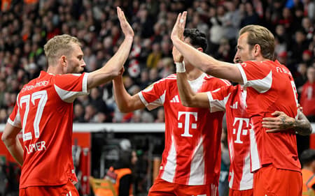Jogadores do Bayern comemoram gol (Foto: INA FASSBENDER / AFP)