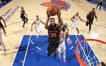 Mikal Bridges, do New York Knicks, na vitória sobre o Atlanta Hawks no Madison Square Garden. (Foto: Nathaniel S. Butler / NBAE / Getty Images / Getty Images via AFP)