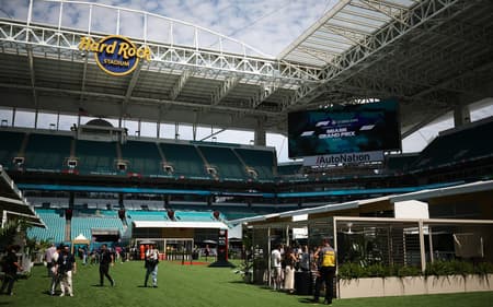 Vista do Paddock no Hard Rock Stadium antes do GP de Miami de F1, na Flórida. (Foto: Chris Graythen/Getty Images/AFP)