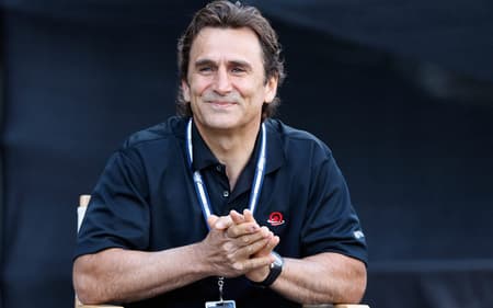 Alex Zanardi conversa com Chip Ganassi durante apresentação em Indianápolis, 2013. (Foto: Chris graythen/getty images/afp)