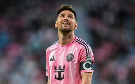 Messi observa partida entre Inter Miami e Orlando City pela MLS, no NU Stadium, em Miami. (Foto: Giorgio Viera/AFP)