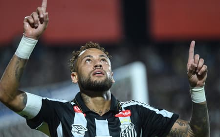 Neymar comemora gol pelo Santos diante do Recoleta. (Foto: Daniel Daurte / AFP)