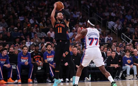 Jalen Brunson, do New York Knicks, arremessa a bola contra V. J. Edgecombe, do Philadelphia 76ers, no jogo dois da segunda rodada dos playoffs da Conferência Leste (Foto: Dustin satloff/Getty images/Afp)