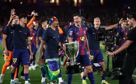 Jogadores do Barcelona comemorando o título de La Liga após a vitória no El Clásico (Foto: Josep Lago/AFP)