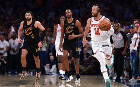 Jalen Brunson, do New York Knicks, infiltra contra o Cleveland Cavaliers durante a prorrogação do jogo um das finais da Conferência Leste da NBA (Foto: Sarah stier/Getty images/Afp)