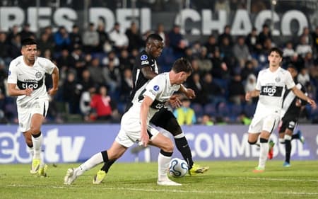 Carlos Cuesta em dividida na partida do Olimpia e Vasco pela Sul-Americana