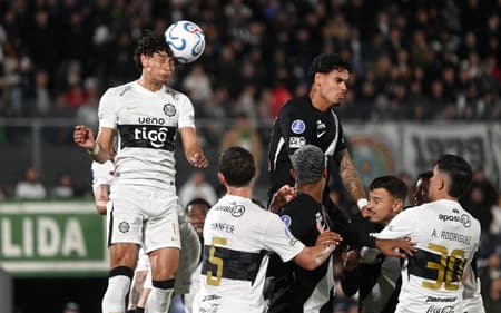 Lucas Freitas em dividida de bola na partida do Vasco contra o Olimpia
