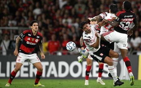 Pedro e jogadores do Estudiantes disputam bola em partida válida pela Libertadores