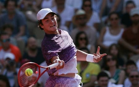 João Fonseca na estreia em Roland Garros contra o francês Luka Pavlovic (Foto: Alain JOCARD / AFP)