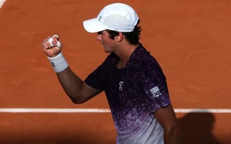 João Fonseca comemora ponto na estreia de Roland Garros contra o francês Luka Pavlovic (Foto: Alain JOCARD / AFP)