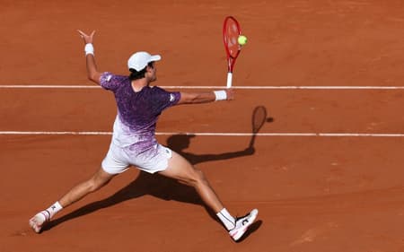 João Fonseca voleia na estreia de Roland Garros contra o francês Luka Pavlovic (Foto: Alain JOCARD / AFP)