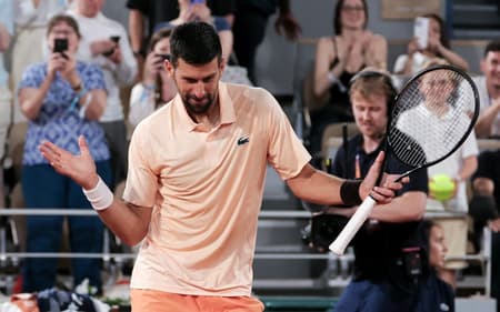 O tricampeão sérvio Novak Djokovic comemora a vitória sobre o francês Giovanni Mpetshi Perricard em Roland Garros (Foto: Thomas SAMSON / AFP)