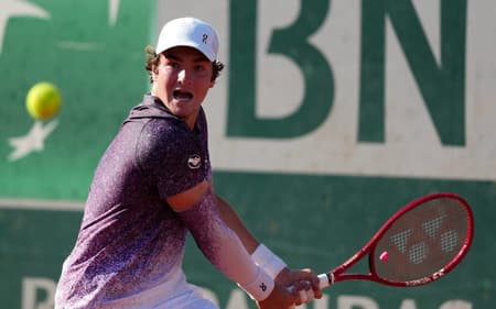 João Fonseca na segunda rodada de Roland Garros contra o croata Dino Prizmic (Foto: Dimitar DILKOFF / AFP)
