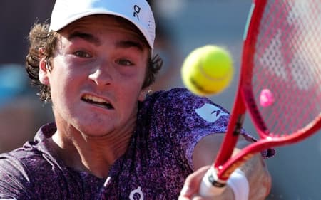 João Fonseca na segunda rodada de Roland Garros contra o croata Dino Prizmic (Foto: Dimitar DILKOFF / AFP)