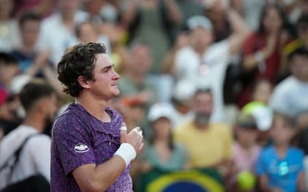A emoção de João Fonseca com a vitória de virada sobre o croata Dino Prizmic em Roland Garros (Foto: Dimitar DILKOFF / AFP)