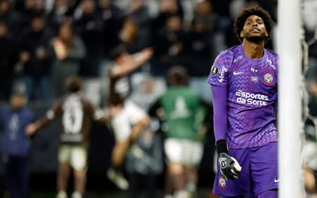 Hugo Souza teve partida abaixo (Foto: Miguel Schincariol / AFP)