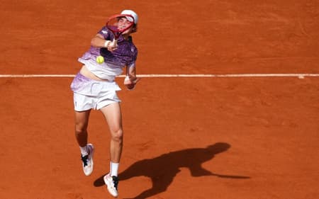 João Fonseca devolve de direita na partida contra o sérvio Novak Djokovic (Foto: Dimitar DILKOFF / AFP)