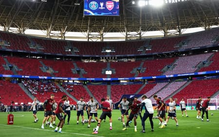 Jogadores do Arsenal treinam na Puskás Arena
