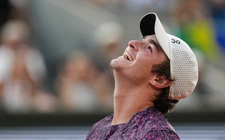 A emoção de João Fonseca ao derrubar Novak Djokovic na terceira rodada de Roland Garros