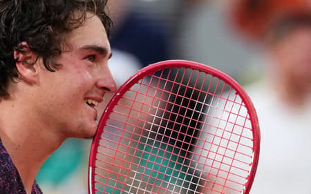 João Fonseca parecia não acreditar na maior virada da carreira, contra Novak Djokovic