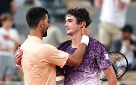 Novak Djokovic parabeniza João Fonseca após a virada em Roland Garros (Foto: Dimitar DILKOFF / AFP)