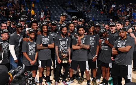 San Antonio Spurs é campeão da Conferência Oeste da NBA 2025/26 (Foto: Zach Beeker / NBAE / Getty Images / Getty Images via AFP)