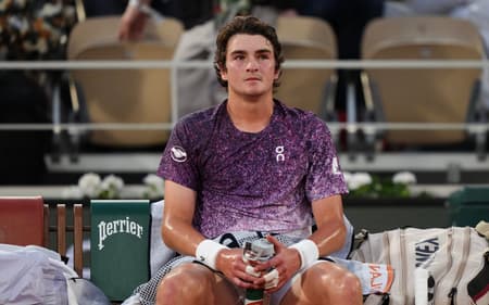 João Fonseca se recompõe em um dos intervalos do jogo contra Casper Ruud em Roland Garros (Foto: DIMITAR DILKOFF / AFP)