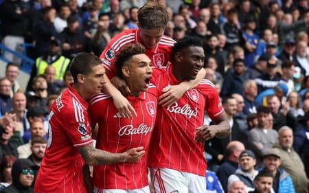 Igor Jesus em ação no confronto entre Nottingham Forest e Chelsea (Foto: Adrian Dennis/AFP)