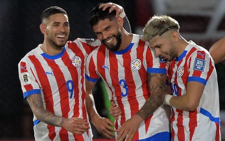 Alderete comemora gol marcado pelo Paraguai sobre o Chile, pelas Eliminatórias da Copa do Mundo