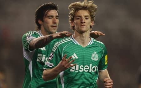 Anthony Gordon comemorando gol do Newcastle na Champions League (Foto: Giorgi Arjevanidze/AFP)