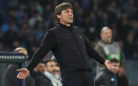 Antonio Conte reage a lance de Napoli x Milan (Foto: Carlo Hermann / AFP)
