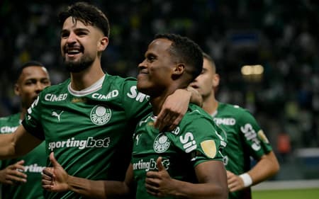 Arias comemora gol do Palmeiras ao lado de Flaco López
