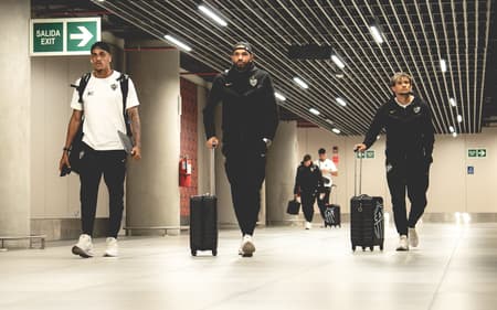 Atlético em viagem para a Sul-Americana (Foto: Pedro Souza / Atlético)