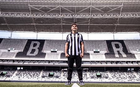 Botafogo e Bernardo Germano firmam primeiro contrato profissional