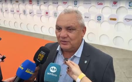 De terno, Branco dá entrevista no tapete vermelho